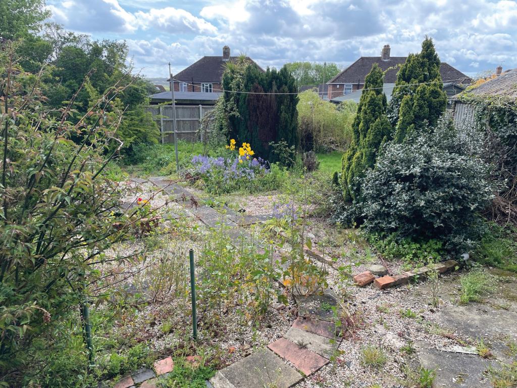 Lot: 130 - SEMI-DETACHED HOUSE FOR IMPROVEMENT - Garden